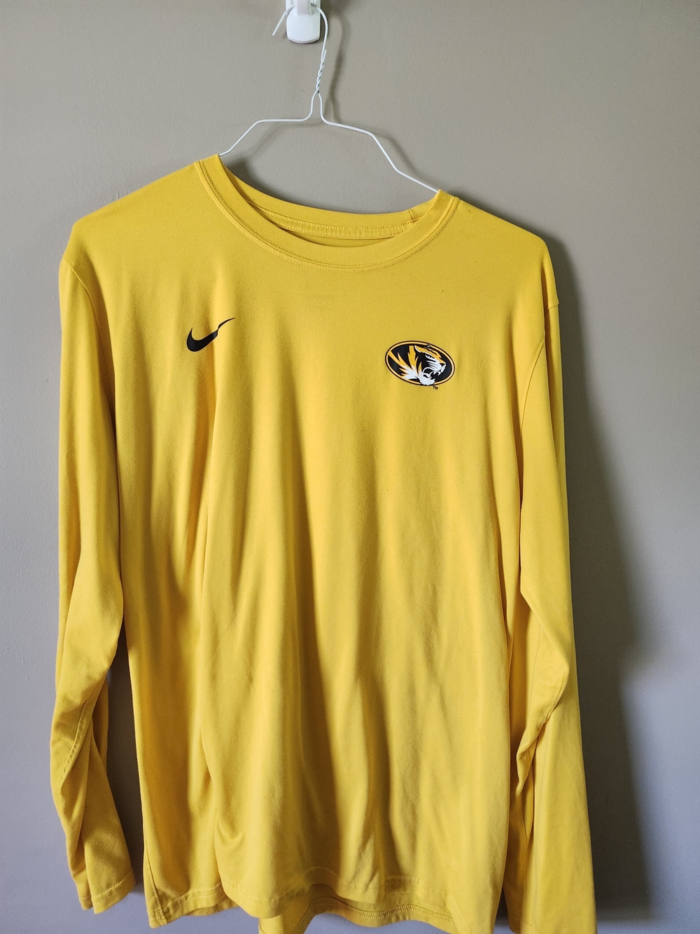 M I Z!   Nike Men’s Yellow MIZZOU Crewneck Long-Sleeve Performance Top XL
